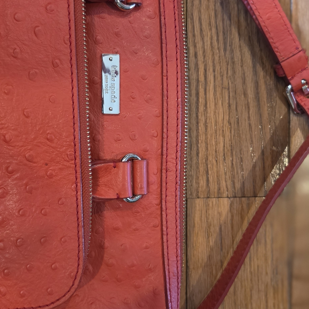 Kate Spade New York - Coral Padded Laptop  with Cream Interior and Gold Hardware - Picture 8 of 8